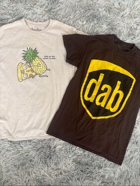 Brown Short Sleeve Tee with Yellow 'dab' Graphic small/medium